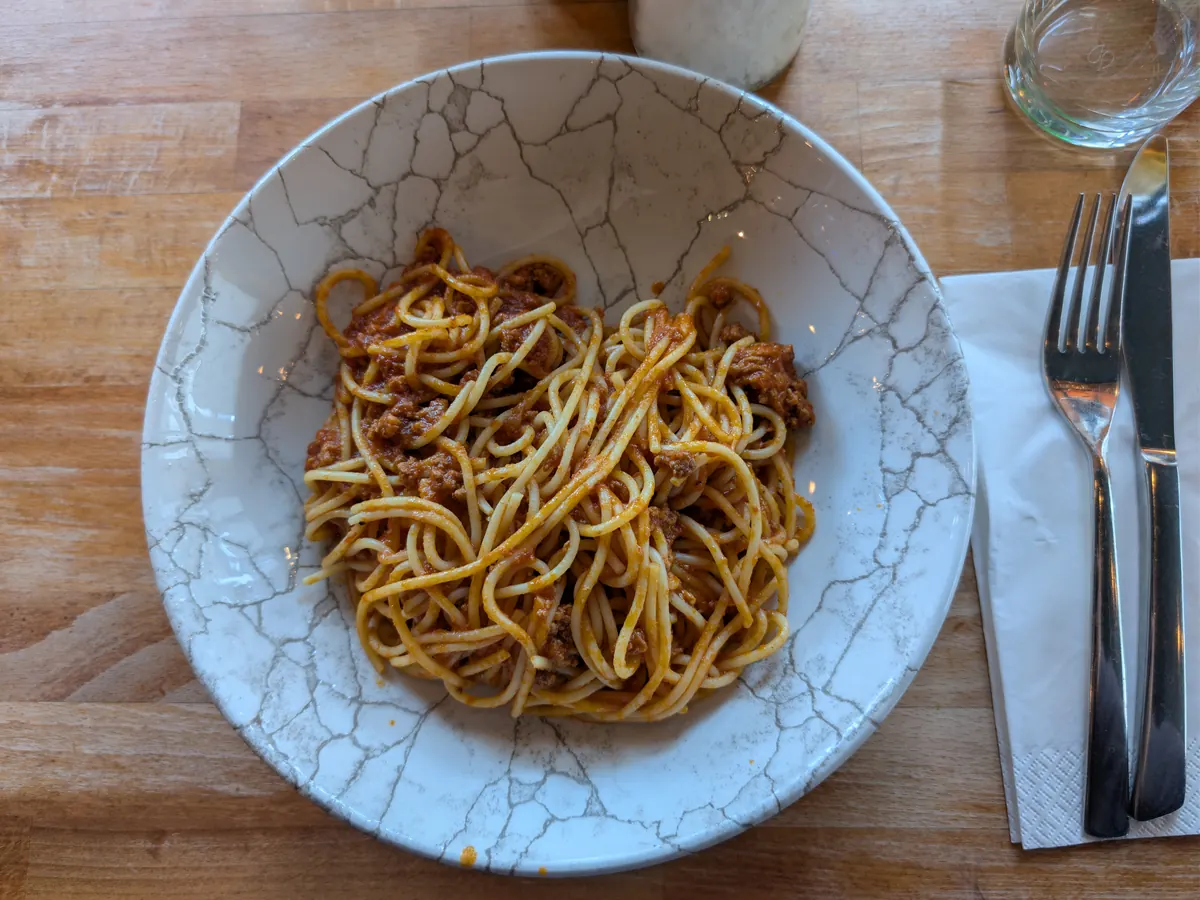 Bolognai spagetti tálalva