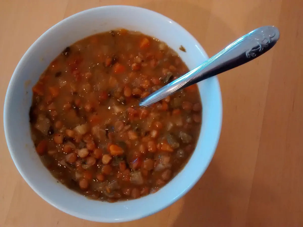 Zöldséges lencseleves tálalva