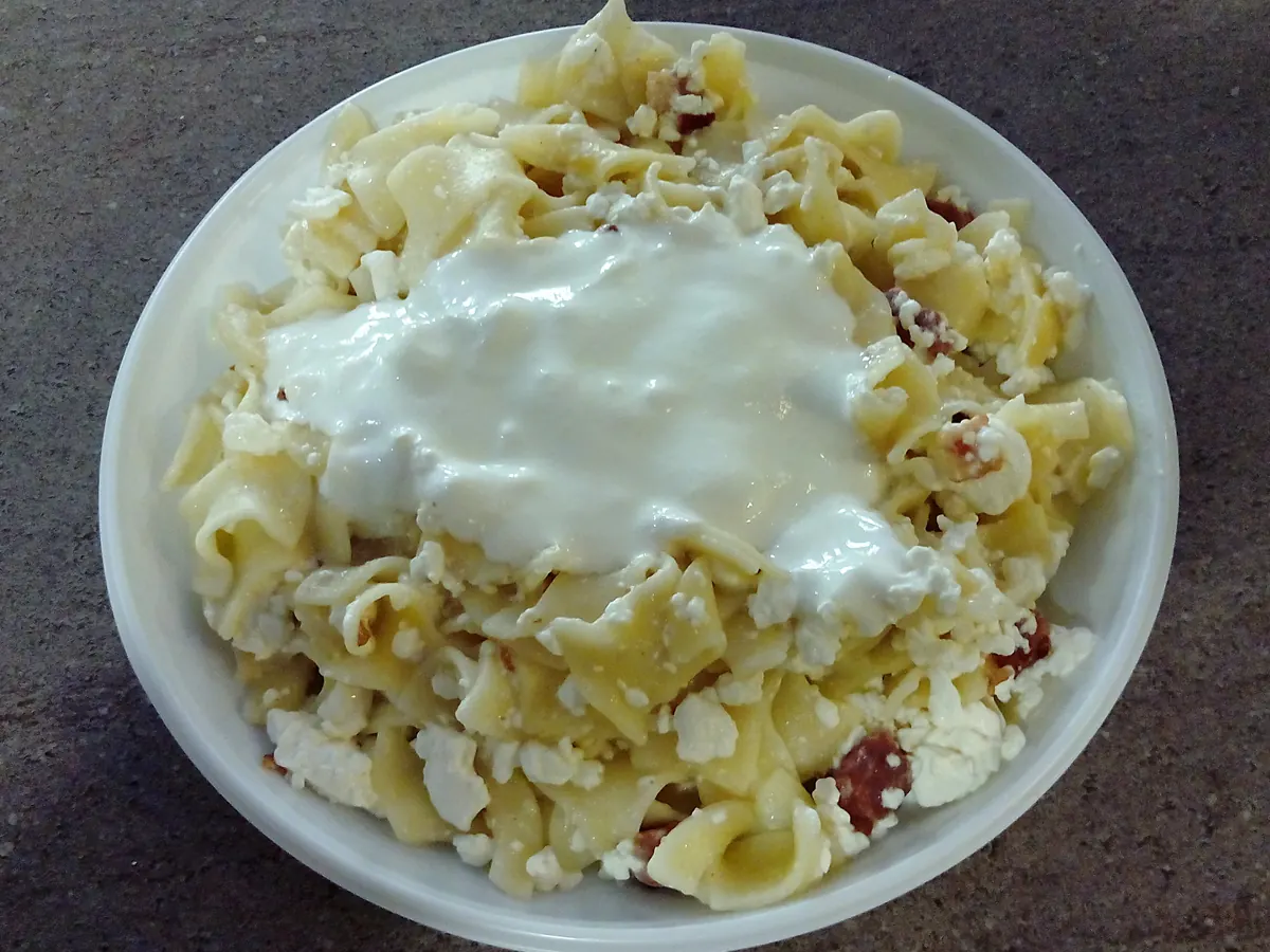Túrós tészta tálalva